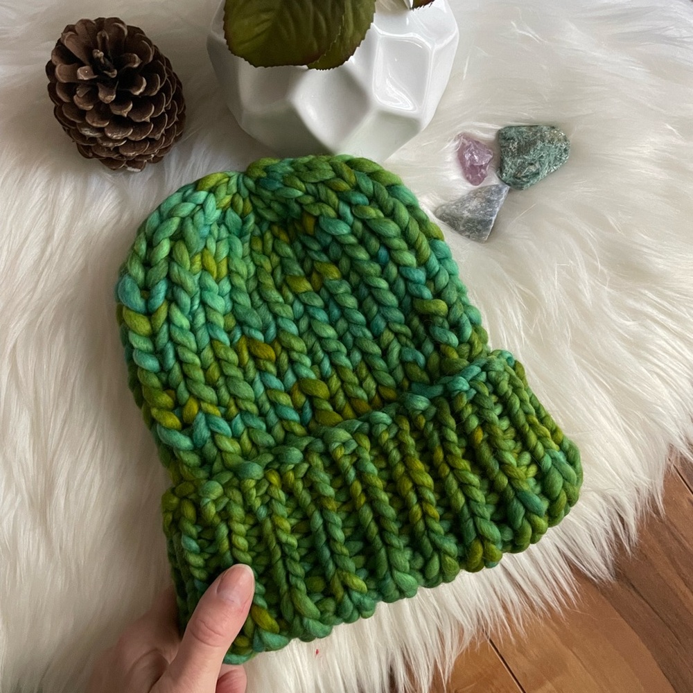 New hand knitted women’s luxury beanie hat 100% Malabrigo wool soft green S/M - Picture 2 of 3